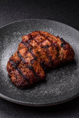 Et, sulu biftek, öğle yemeği için mükemmel pişirilmiş. Izgara biftek, doyurucu bir yemek için et.