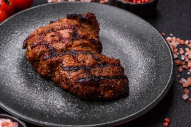 Et, sulu biftek, öğle yemeği için mükemmel pişirilmiş. Izgara biftek, doyurucu bir yemek için et.