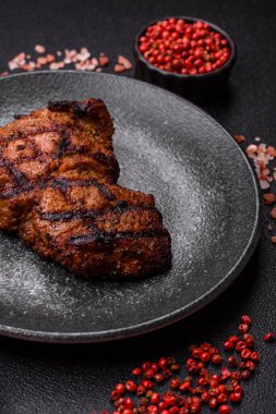 Et, sulu biftek, öğle yemeği için mükemmel pişirilmiş. Izgara biftek, doyurucu bir yemek için et.