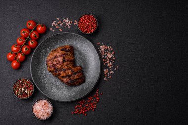 Et, sulu biftek, öğle yemeği için mükemmel pişirilmiş. Izgara biftek, doyurucu bir yemek için et.