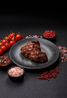 Et, sulu biftek, öğle yemeği için mükemmel pişirilmiş. Izgara biftek, doyurucu bir yemek için et.