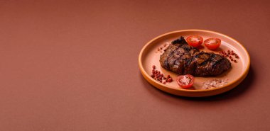 Et, sulu biftek, öğle yemeği için mükemmel pişirilmiş. Izgara biftek, doyurucu bir yemek için et.