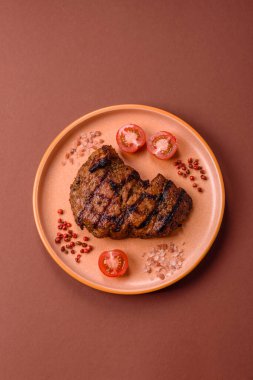 Et, sulu biftek, öğle yemeği için mükemmel pişirilmiş. Izgara biftek, doyurucu bir yemek için et.