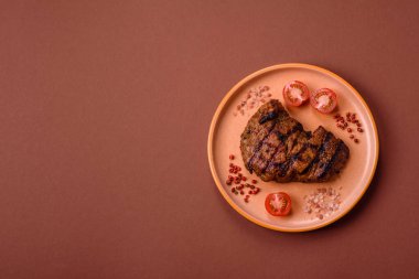 Et, sulu biftek, öğle yemeği için mükemmel pişirilmiş. Izgara biftek, doyurucu bir yemek için et.