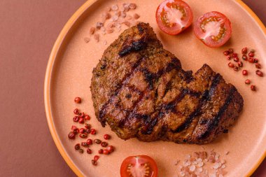 Et, sulu biftek, öğle yemeği için mükemmel pişirilmiş. Izgara biftek, doyurucu bir yemek için et.