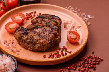 Et, sulu biftek, öğle yemeği için mükemmel pişirilmiş. Izgara biftek, doyurucu bir yemek için et.