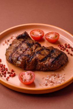 Et, sulu biftek, öğle yemeği için mükemmel pişirilmiş. Izgara biftek, doyurucu bir yemek için et.