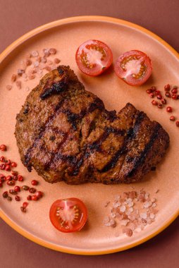 Et, sulu biftek, öğle yemeği için mükemmel pişirilmiş. Izgara biftek, doyurucu bir yemek için et.