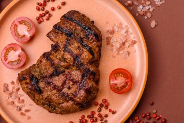 Et, sulu biftek, öğle yemeği için mükemmel pişirilmiş. Izgara biftek, doyurucu bir yemek için et.