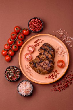 Et, sulu biftek, öğle yemeği için mükemmel pişirilmiş. Izgara biftek, doyurucu bir yemek için et.