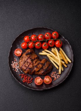 Et, sulu biftek, öğle yemeği için mükemmel pişirilmiş. Izgara biftek, doyurucu bir yemek için et.