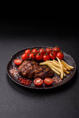 Et, sulu biftek, öğle yemeği için mükemmel pişirilmiş. Izgara biftek, doyurucu bir yemek için et.