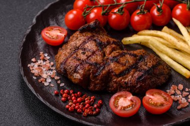 Et, sulu biftek, öğle yemeği için mükemmel pişirilmiş. Izgara biftek, doyurucu bir yemek için et.