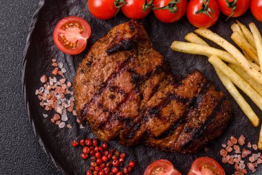 Et, sulu biftek, öğle yemeği için mükemmel pişirilmiş. Izgara biftek, doyurucu bir yemek için et.