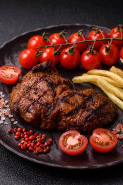 Et, sulu biftek, öğle yemeği için mükemmel pişirilmiş. Izgara biftek, doyurucu bir yemek için et.