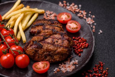 Et, sulu biftek, öğle yemeği için mükemmel pişirilmiş. Izgara biftek, doyurucu bir yemek için et.