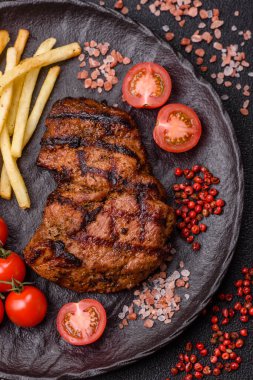 Et, sulu biftek, öğle yemeği için mükemmel pişirilmiş. Izgara biftek, doyurucu bir yemek için et.