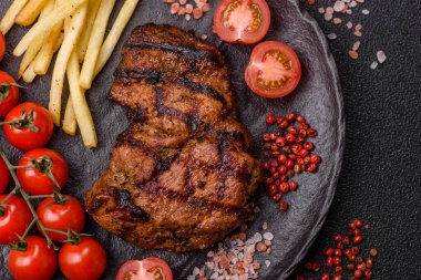 Et, sulu biftek, öğle yemeği için mükemmel pişirilmiş. Izgara biftek, doyurucu bir yemek için et.