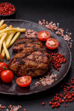 Et, sulu biftek, öğle yemeği için mükemmel pişirilmiş. Izgara biftek, doyurucu bir yemek için et.