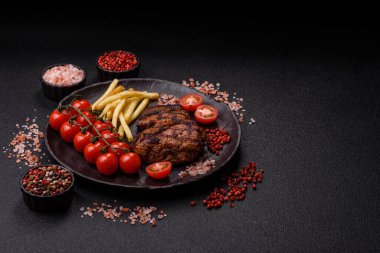 Et, sulu biftek, öğle yemeği için mükemmel pişirilmiş. Izgara biftek, doyurucu bir yemek için et.