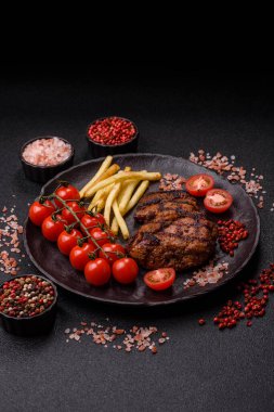 Et, sulu biftek, öğle yemeği için mükemmel pişirilmiş. Izgara biftek, doyurucu bir yemek için et.