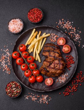 Et, sulu biftek, öğle yemeği için mükemmel pişirilmiş. Izgara biftek, doyurucu bir yemek için et.