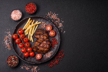 Et, sulu biftek, öğle yemeği için mükemmel pişirilmiş. Izgara biftek, doyurucu bir yemek için et.