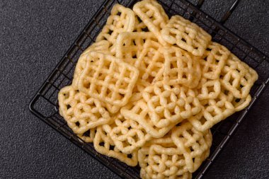 Kafes ya da patates cipsi, çıtır çıtır sarı aperatifler, paket yemek. Patates cipsi, abur cubur.