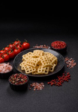 Kafes ya da patates cipsi, çıtır çıtır sarı aperatifler, paket yemek. Patates cipsi, abur cubur.