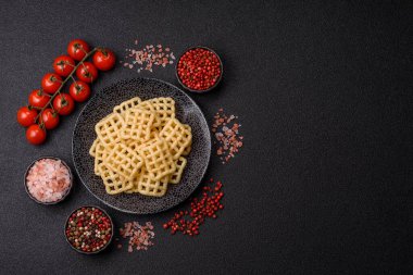 Kafes ya da patates cipsi, çıtır çıtır sarı aperatifler, paket yemek. Patates cipsi, abur cubur.