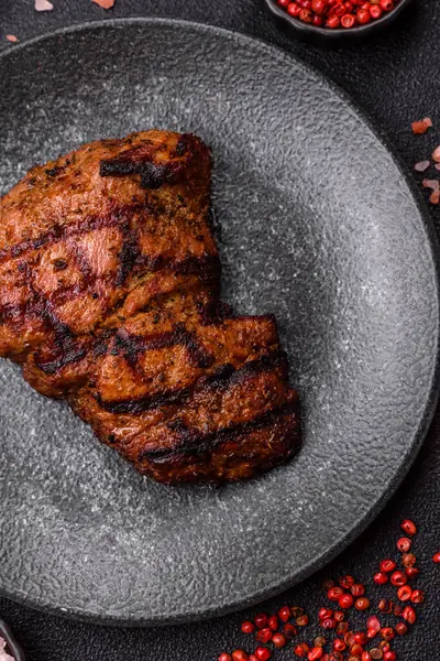 Et, sulu biftek, öğle yemeği için mükemmel pişirilmiş. Izgara biftek, doyurucu bir yemek için et.