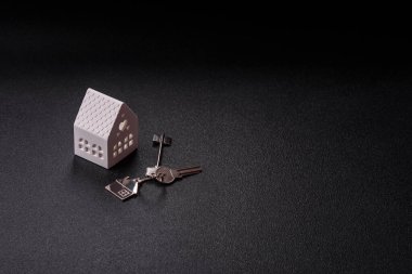 Anahtarlar, gayrimenkul, kendi evin ya da iş yerin ipotekle alınmış. Mülkiyet ve kapının anahtarları.