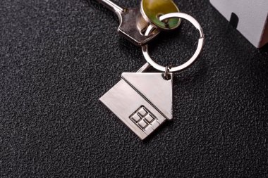 Anahtarlar, gayrimenkul, kendi evin ya da iş yerin ipotekle alınmış. Mülkiyet ve kapının anahtarları.