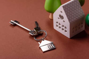 Anahtarlar, gayrimenkul, kendi evin ya da iş yerin ipotekle alınmış. Mülkiyet ve kapının anahtarları.