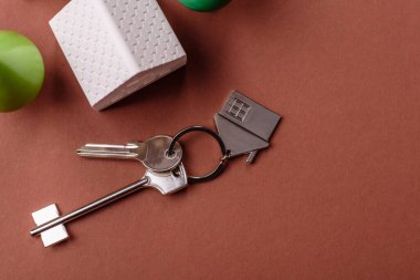 Anahtarlar, gayrimenkul, kendi evin ya da iş yerin ipotekle alınmış. Mülkiyet ve kapının anahtarları.
