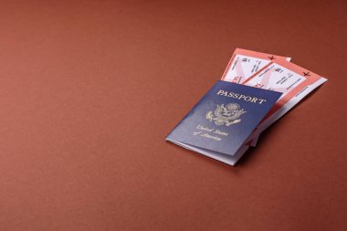 Seyahat, uçmak ve iş yapmak için ABD pasaportu. ABD belgesi, sınırı geçmek için kimlik