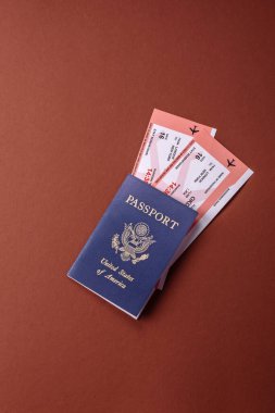 Seyahat, uçmak ve iş yapmak için ABD pasaportu. ABD belgesi, sınırı geçmek için kimlik