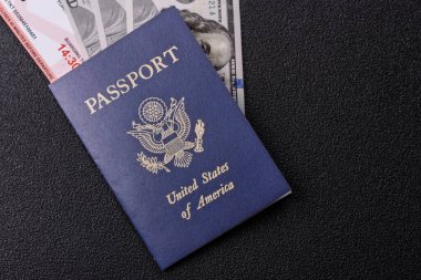 Seyahat, uçmak ve iş yapmak için ABD pasaportu. ABD belgesi, sınırı geçmek için kimlik