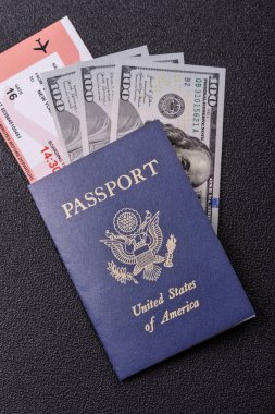 Seyahat, uçmak ve iş yapmak için ABD pasaportu. ABD belgesi, sınırı geçmek için kimlik