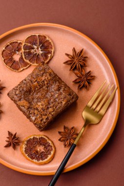 Çikolatalı kek, yiyecek, fındıklı dikdörtgen şeklinde tatlı. Yemek masası için bir dilim çikolatalı kek.