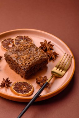 Çikolatalı kek, yiyecek, fındıklı dikdörtgen şeklinde tatlı. Yemek masası için bir dilim çikolatalı kek.