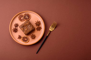 Çikolatalı kek, yiyecek, fındıklı dikdörtgen şeklinde tatlı. Yemek masası için bir dilim çikolatalı kek.