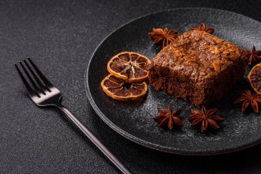 Çikolatalı kek, yiyecek, fındıklı dikdörtgen şeklinde tatlı. Yemek masası için bir dilim çikolatalı kek.
