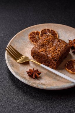 Çikolatalı kek, yiyecek, fındıklı dikdörtgen şeklinde tatlı. Yemek masası için bir dilim çikolatalı kek.