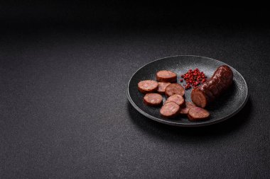 Ev yapımı et ya da tuzlu baharat ve çimento kaplı vejetaryen sosisi. Mangalda pişirilmiş ev yapımı sosis.