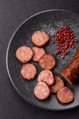 Ev yapımı et ya da tuzlu baharat ve çimento kaplı vejetaryen sosisi. Mangalda pişirilmiş ev yapımı sosis.