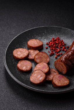 Ev yapımı et ya da tuzlu baharat ve çimento kaplı vejetaryen sosisi. Mangalda pişirilmiş ev yapımı sosis.