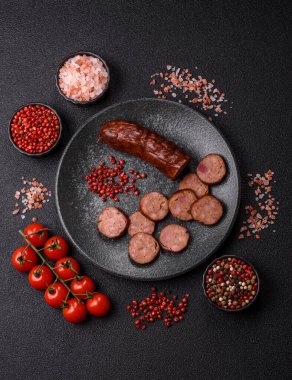 Ev yapımı et ya da tuzlu baharat ve çimento kaplı vejetaryen sosisi. Mangalda pişirilmiş ev yapımı sosis.