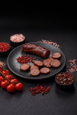 Ev yapımı et ya da tuzlu baharat ve çimento kaplı vejetaryen sosisi. Mangalda pişirilmiş ev yapımı sosis.