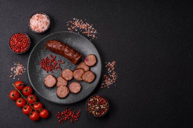 Ev yapımı et ya da tuzlu baharat ve çimento kaplı vejetaryen sosisi. Mangalda pişirilmiş ev yapımı sosis.